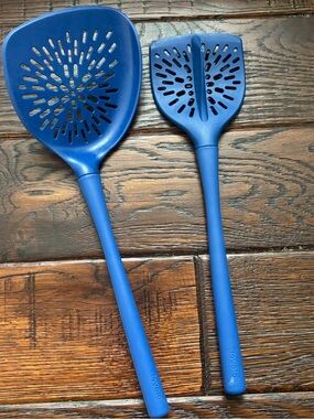 Blue Sur La Table meat separator and Spatula Set